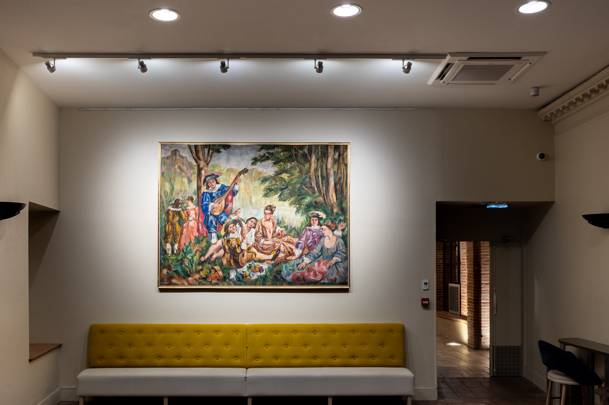 Luminaire Cubispot intégré dans un espace tertiaire contemporain